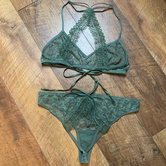 NWOT VS unlined lace bralette & matching panty - Picture 10 of 16